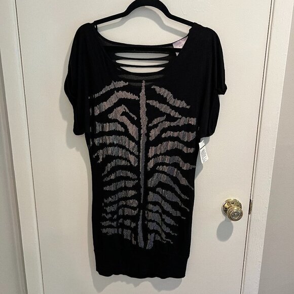 NWT Romeo & Juliet Couture Black slashed back Top, Size M - Picture 1 of 13